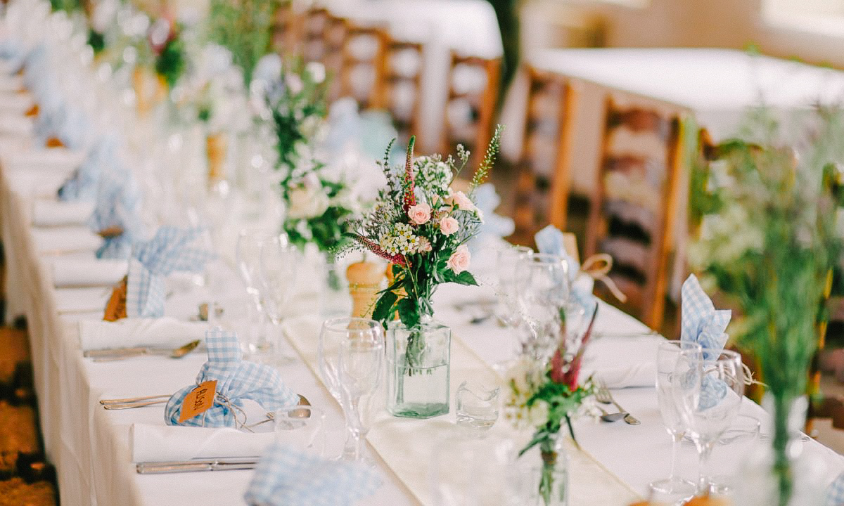 wedding-table-with-white-table-runner-1200×720 wedding-table-with-white-table-runner-1200x720